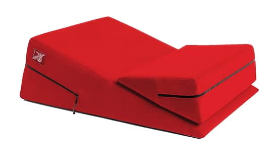 Клиновидная подушка имеет массу вариантов использования