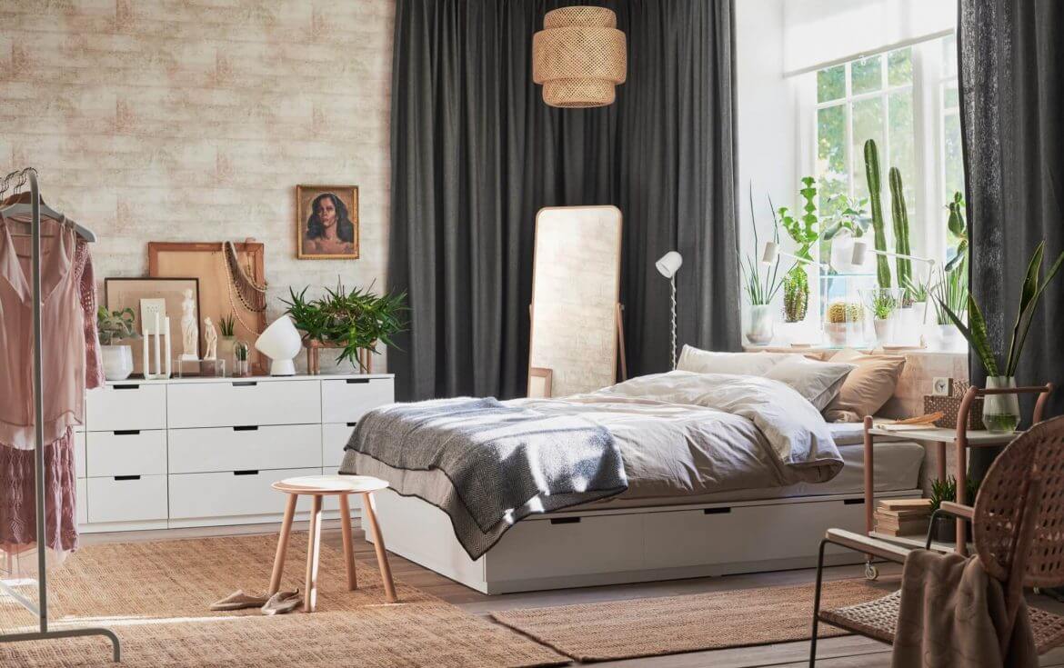 Спальня с деревянной кроватью икеа