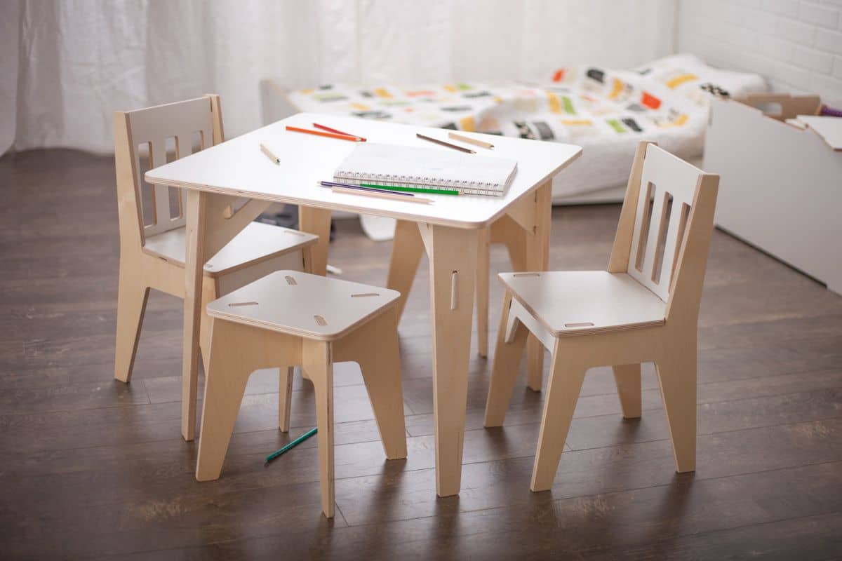 Письменные столы для детских комнат